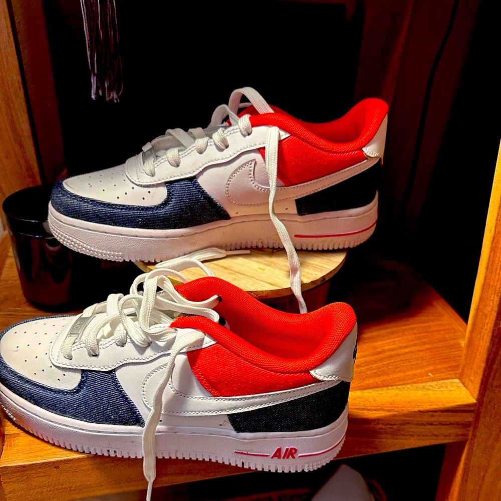 Youth Size 5 AIR FORCE 1.Seriously LIKE new. No smells, smoking ie scrapes.